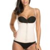 Kvinna i shapewear klädd i beige korsett.