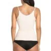 Kvinna bakifrån i shapewear och svarta shorts.