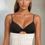 Kvinna i stödbälte och bh i modefoto