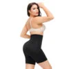 Kvinna i svart shapewear och beige behå.