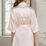 Kvinna i ljusrosa sidenrock med text - Morgonrock Silkeslen - Bridesmaid Print