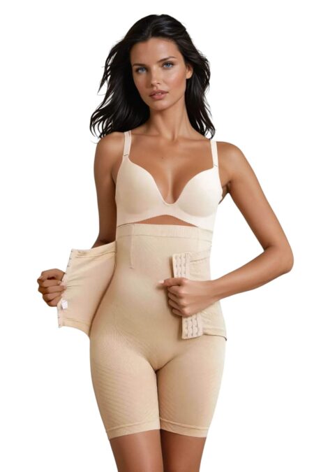 Kvinna bär shapewear underkläder i beige färg. Shapetrosa med Ben och Magstöd