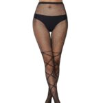 Kvinna i svart nätmönstrad leggings. Strumpbyxor i Nätmönster med Stora Rutdetaljer – Feminin Elegans