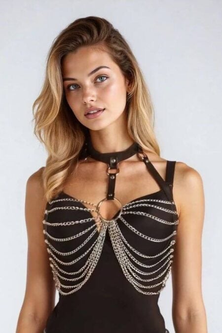 Kvinna i svart outfit med kedjedetaljer. Harness-sele topp – Den perfekta accessoaren