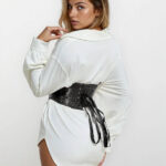 Kvinna i vit skjorta med svart korsett. Kort midjekorsett