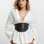 Kvinna i vit skjorta och svart korsett. Kort midjekorsett